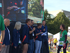 Sven Stoecklein beim BMW Berlin Marathon als Moderator